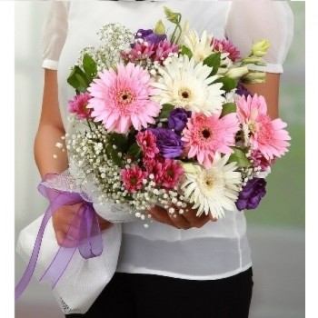 Mor Kurdeleli Pembe ve Beyaz Gerbera Buketi
